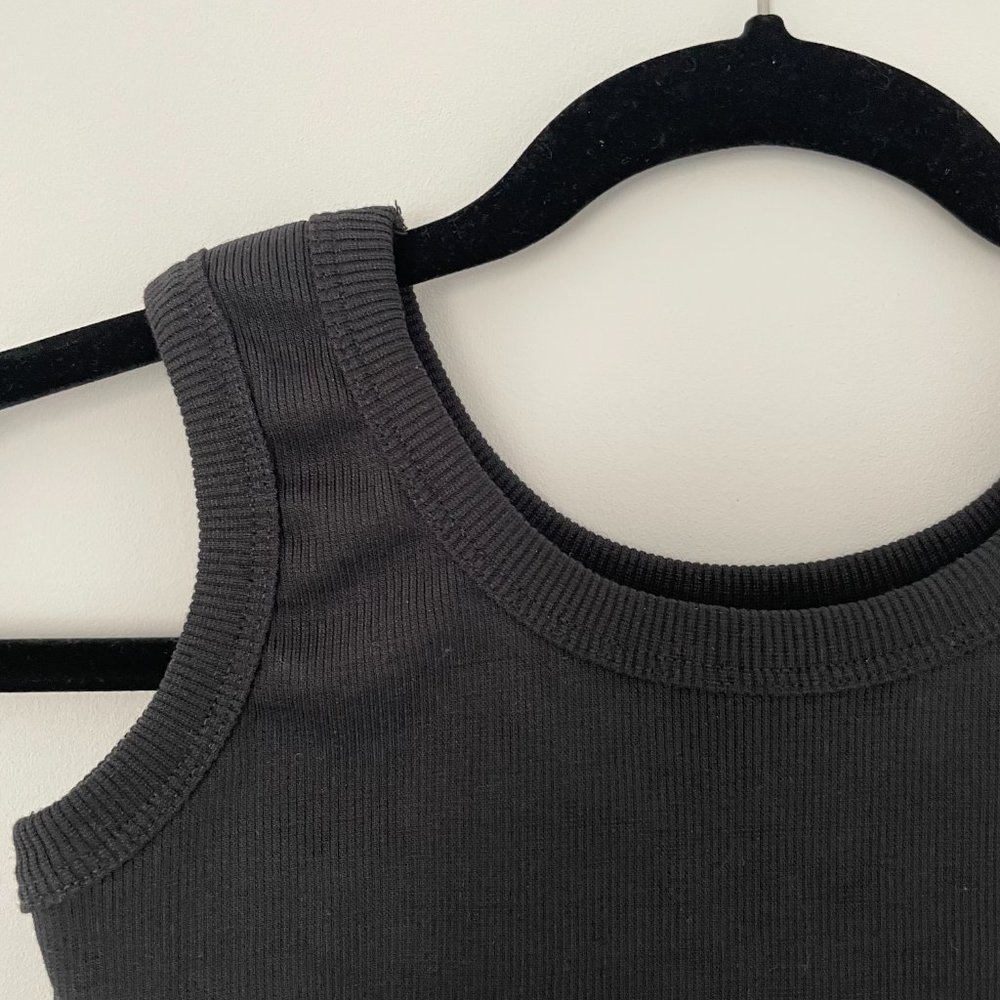 YesStyle – Cropped Ribbed Black Muscle Tank - Picture 2 of 2